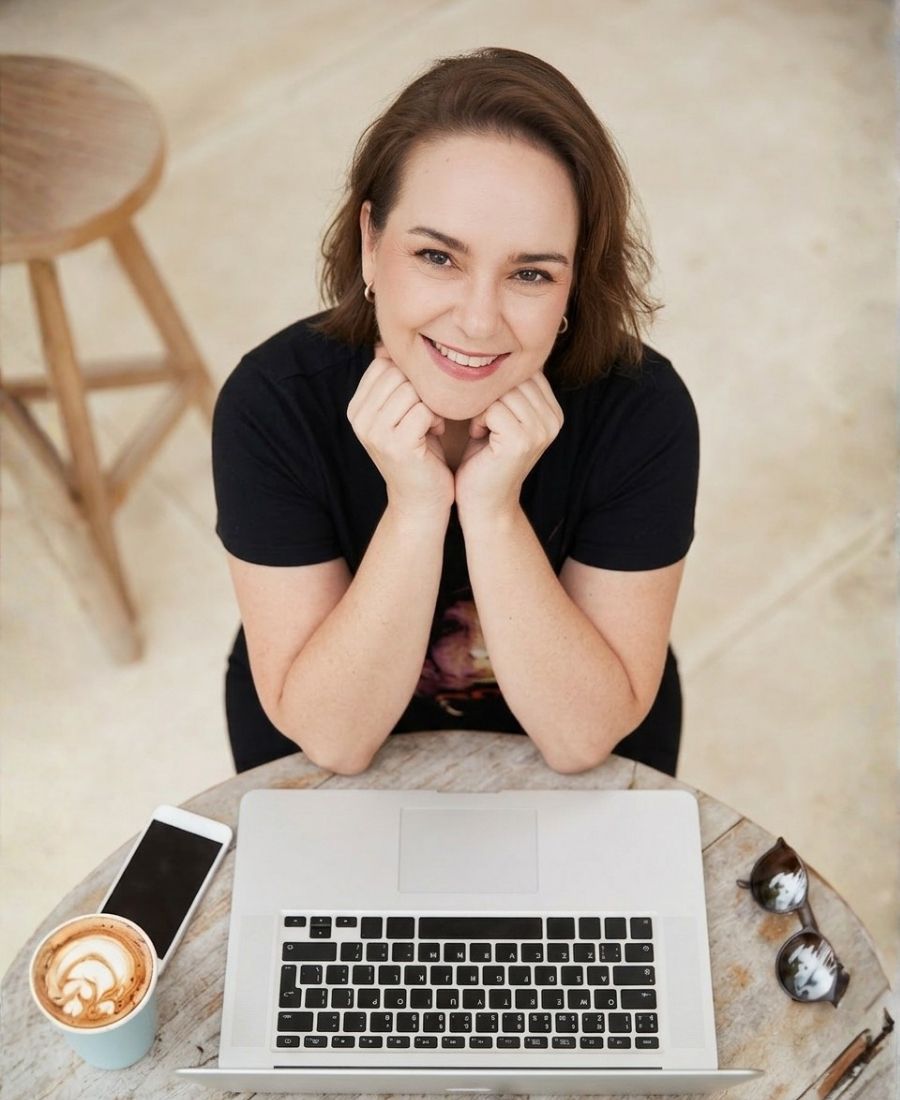 Planificación de contenido para redes sociales y estrategia de marca con Macbook y iPhone